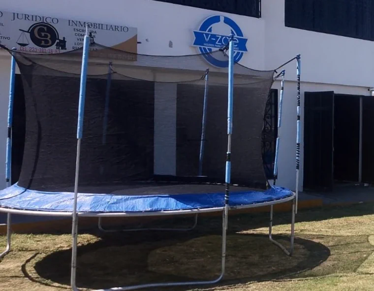 Brincolín con red de seguridad, montado en exterior